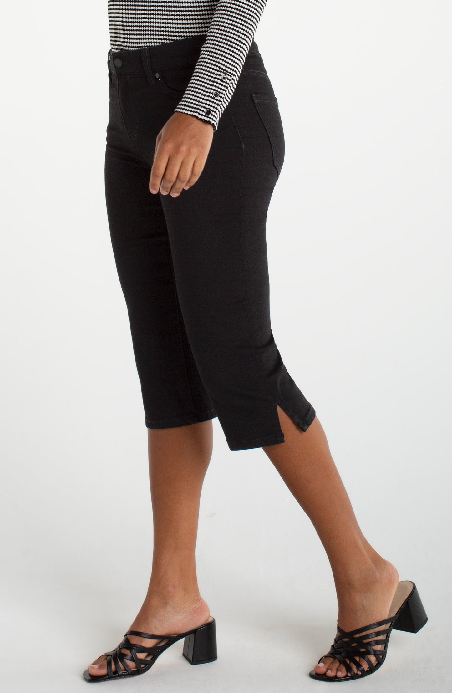Liverpool Capri w/ Slit (17" inseam) (Black Rinse)